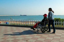 雅安八旬老人推轮椅带老伴游中国(为了方便推轮椅带老伴出门)