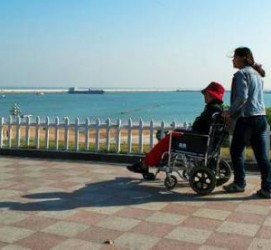 雅安八旬老人推轮椅带老伴游中国(为了方便推轮椅带老伴出门)