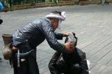 雅安欲带老伴游遍中国(带着老伴去旅游)