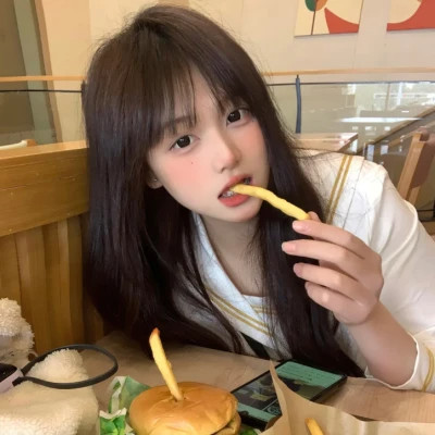 雅安伴游女生李欣怡的资料